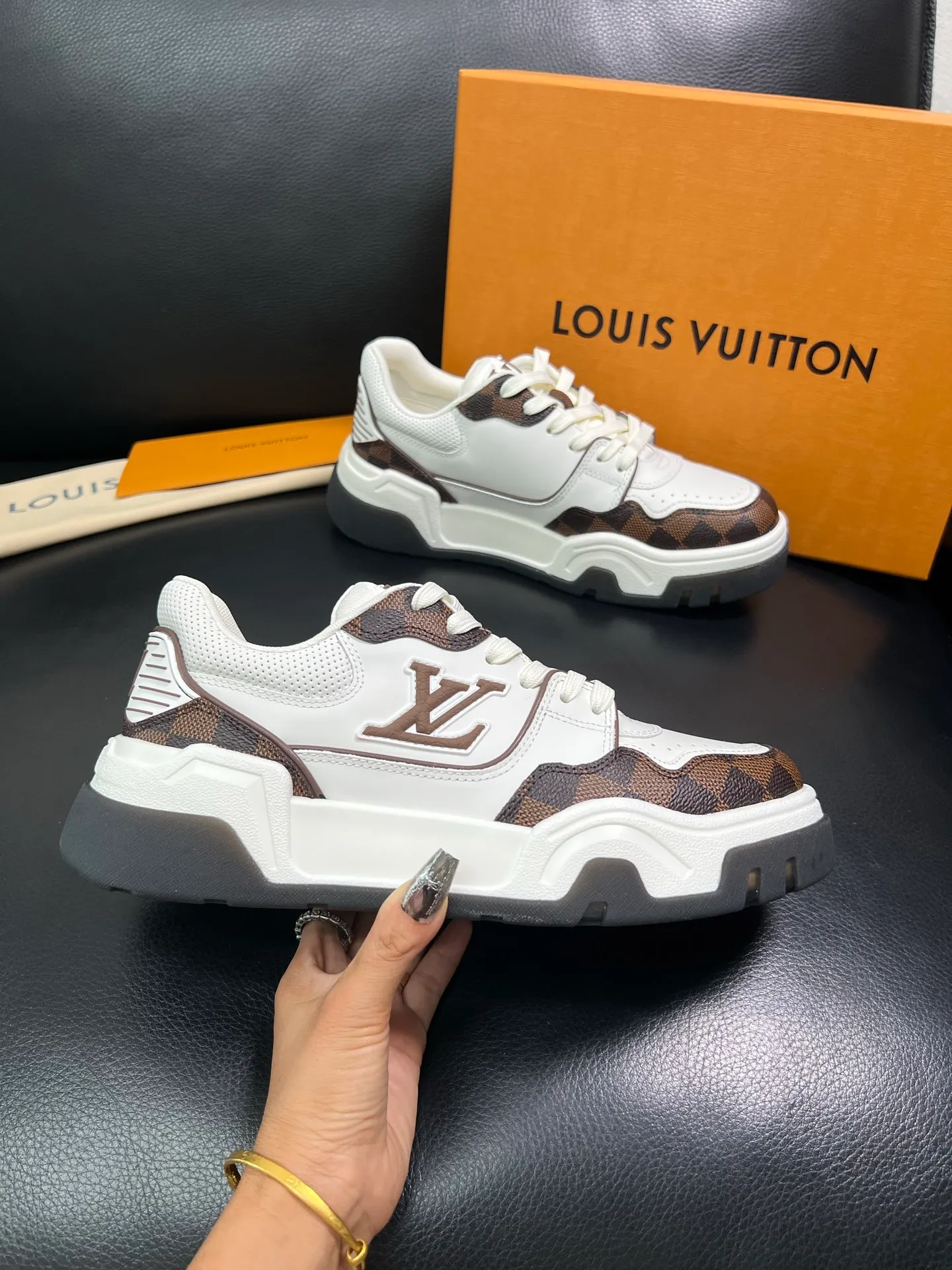 Men's shoes 💰900 Lv top purchase Louis Vuitton, counter synchronization, uppers imported from Italy cowhide, imported mesh padding soft and comfortable, soles: original soles specially provided by the original factory, T men's shoes 💰U exclusive movable molded soles super comfortable, original factory and single goods, high quality, welcome to compare, code number 38-44 (customized 45) 85883
